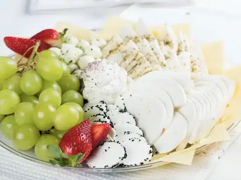 מגשי אירוח כריכים ומאפים