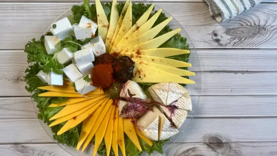 מגשי אירוח חלביים