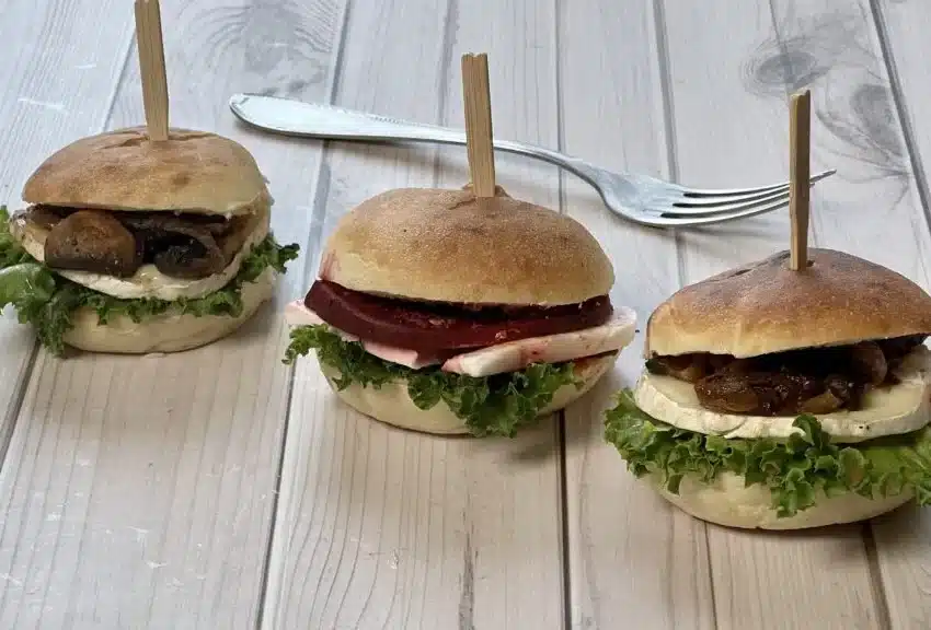 מגשי אירוח כריכים ומאפים