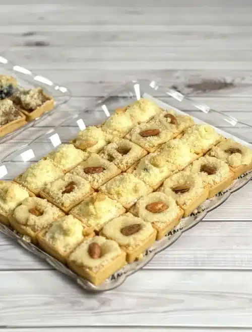 קונדיטוריית שני - חנות האונליין מיני פאי קרמבל גבינה וקרם שקדים. תמונה 3